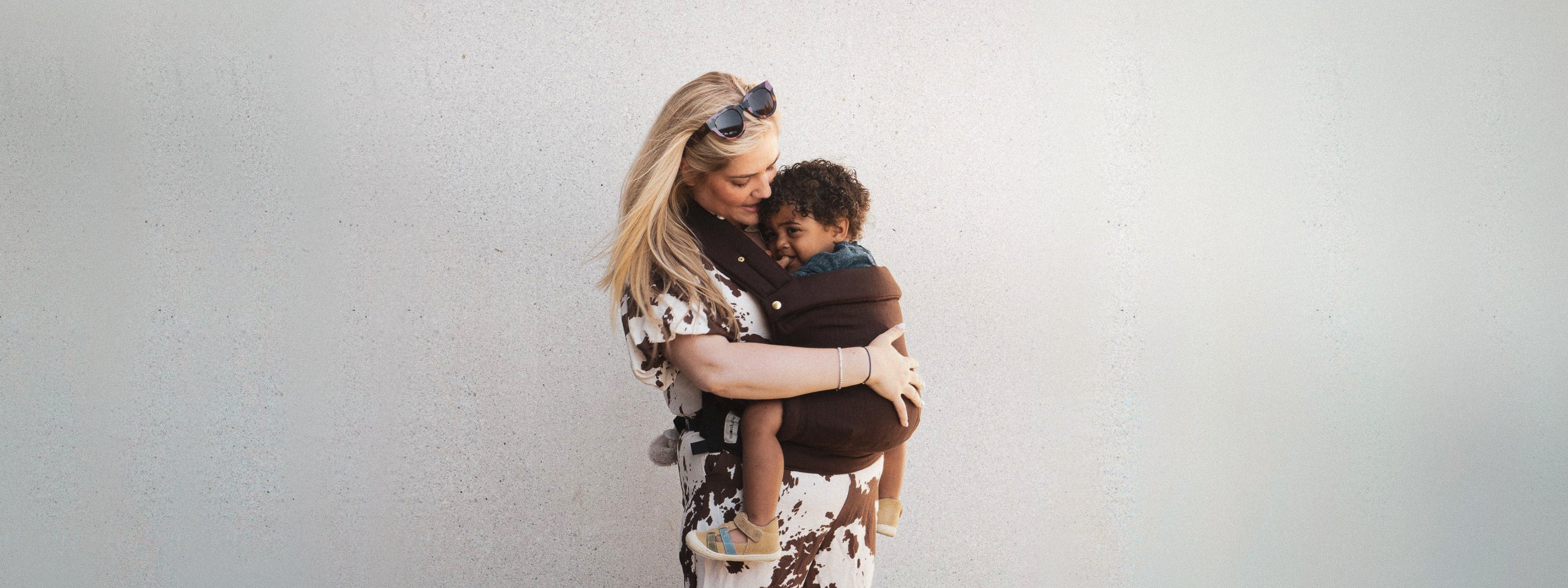 Homepage image of mother and child in dark brown Monkose Heiwa baby carrier